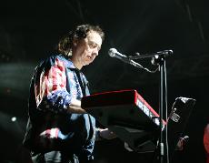 Stevie Hutch keyboard player